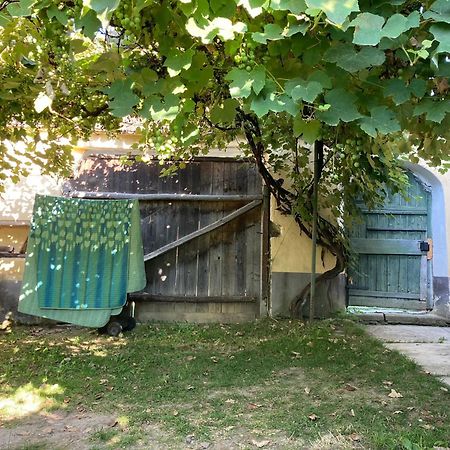 House By The Church - Entire House Crit Dış mekan fotoğraf