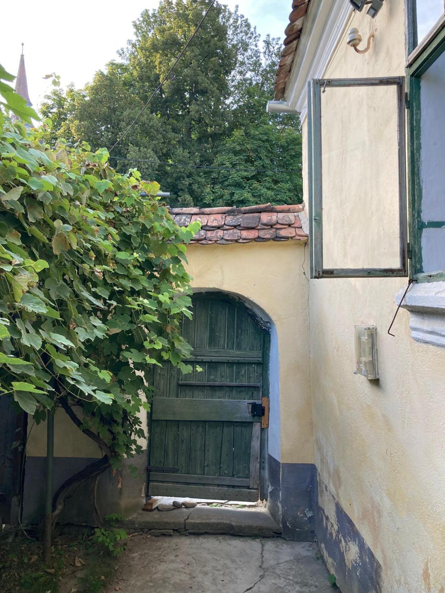 House By The Church - Entire House Crit Dış mekan fotoğraf